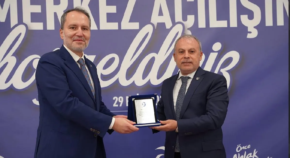 YRP Genel Başkanı Erbakan’dan MKYK Üyesi Mehmet Gül'e plaket