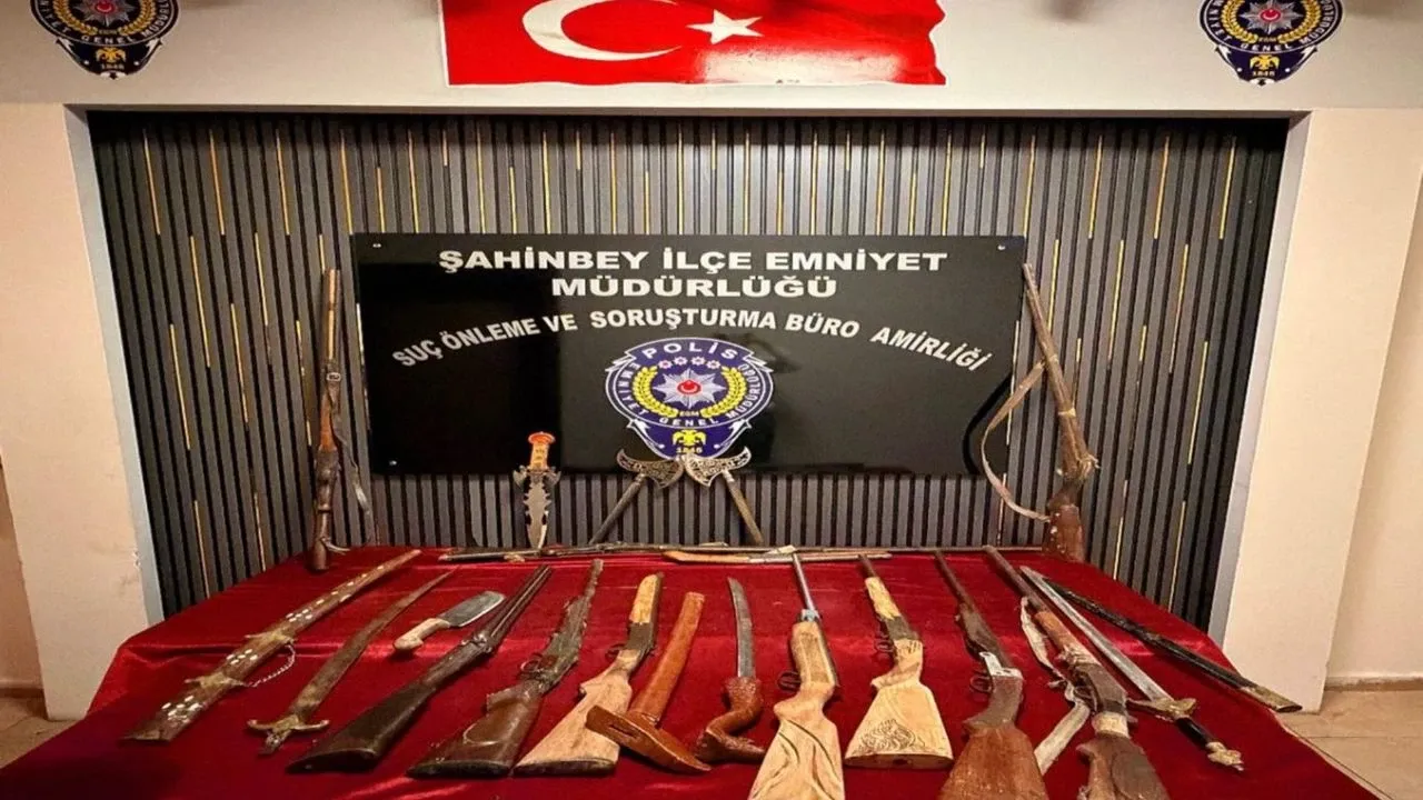 Gaziantep’te bir evde çok sayıda silah ve kesici alet ele geçirildi