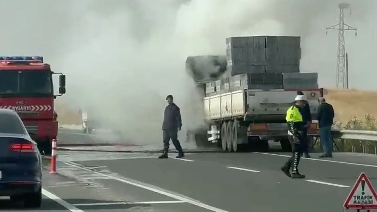 Elazığ’da seyir halindeki tır alev aldı