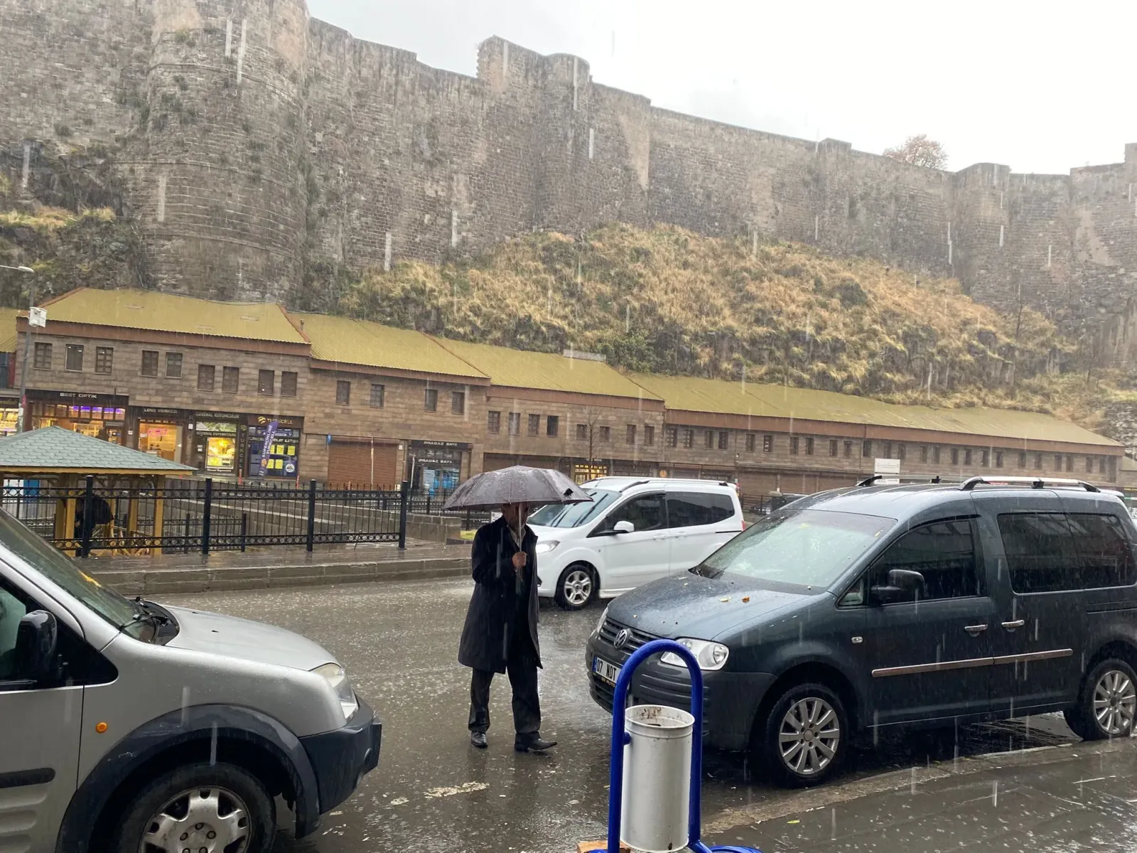 Bitlis yağışların etkisine girdi: Yüksek kesimler beyaza büründü