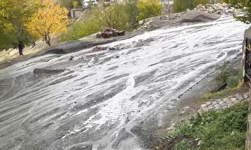 Arıcak Merkez’de kuvvetli yağış ana yolları çakıl ve kumla doldurdu